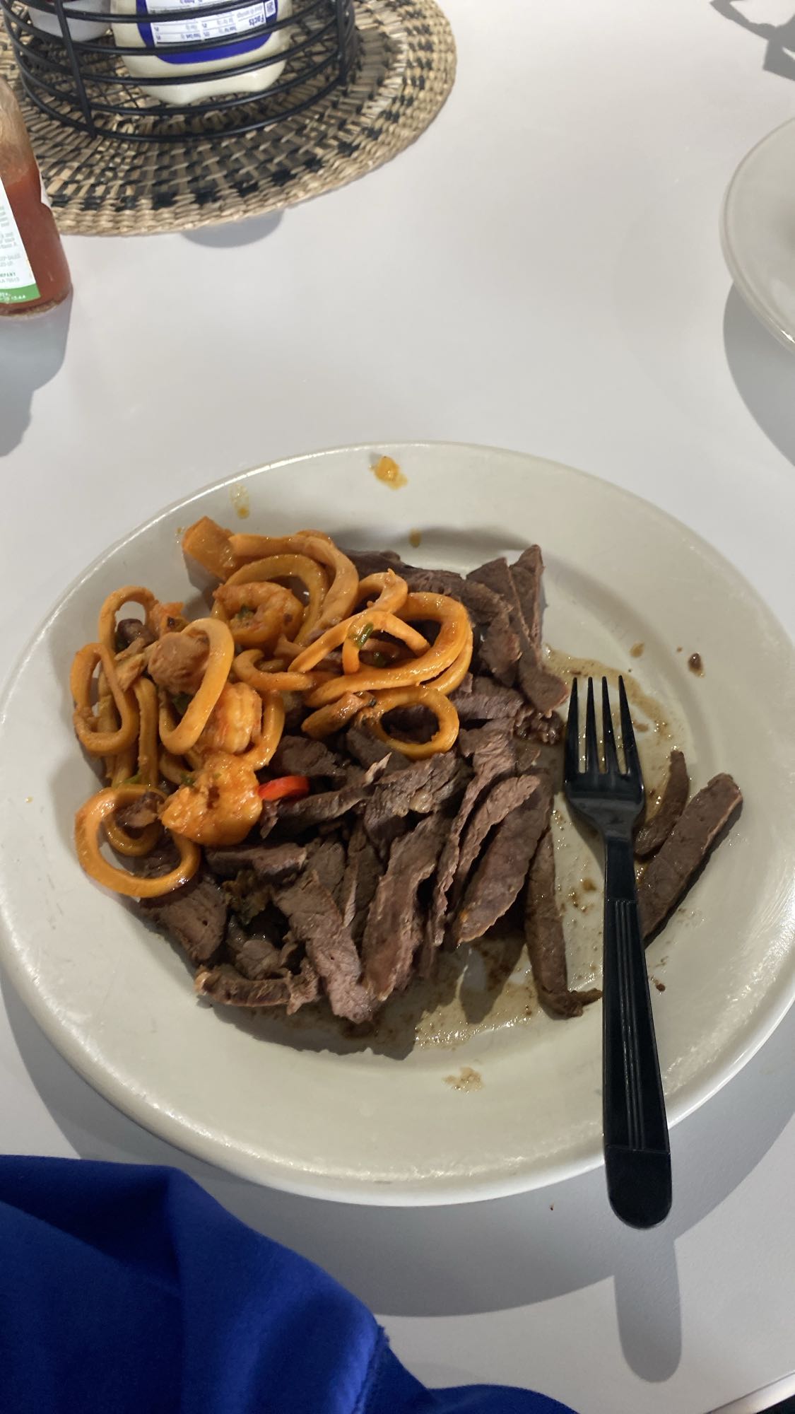 carne con pasta y camarones