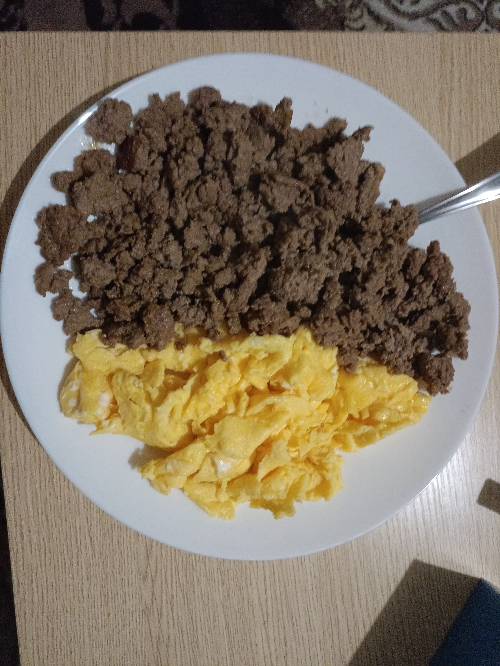 Huevos con carne molida