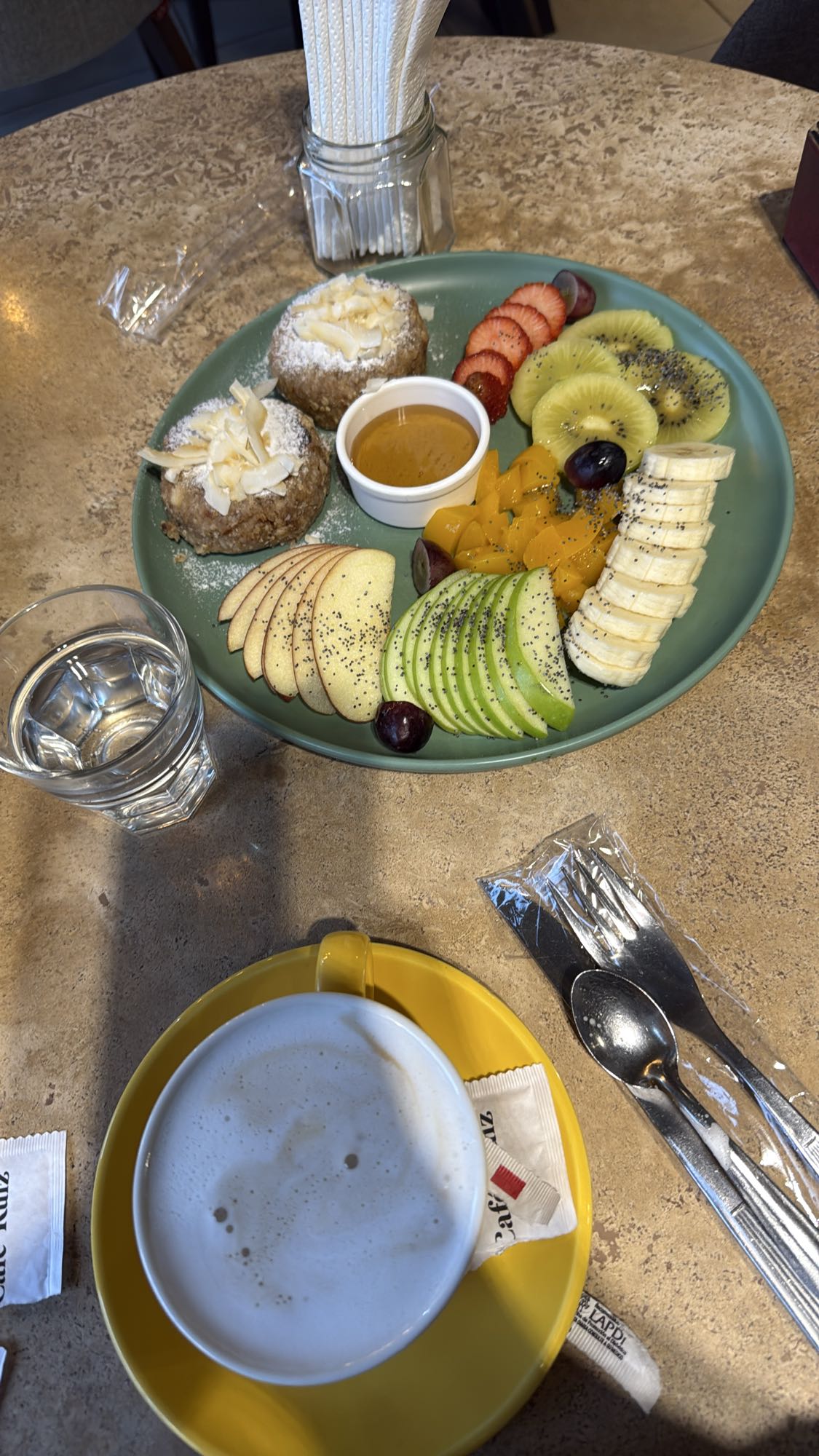 Plato de frutas y panqueques