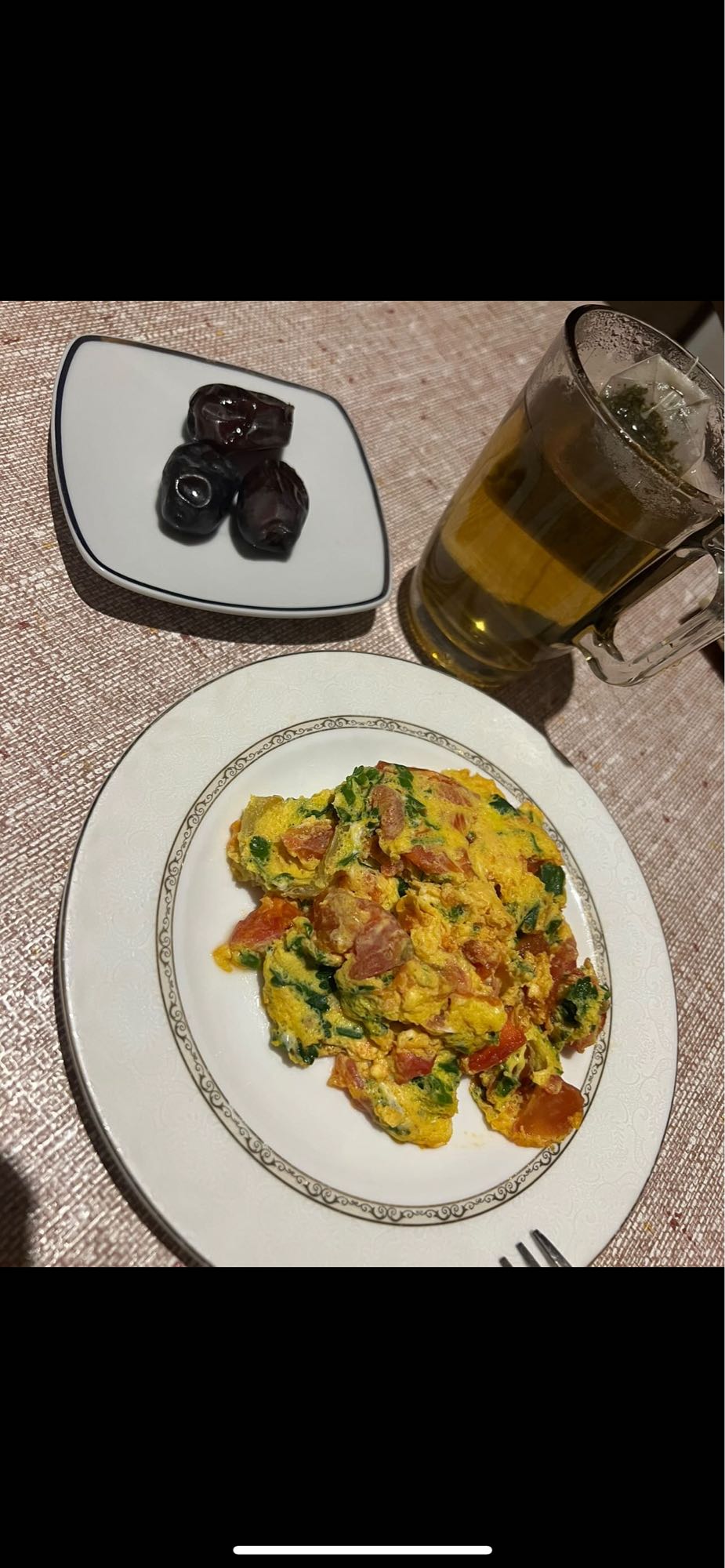 Omelette with dates and tea