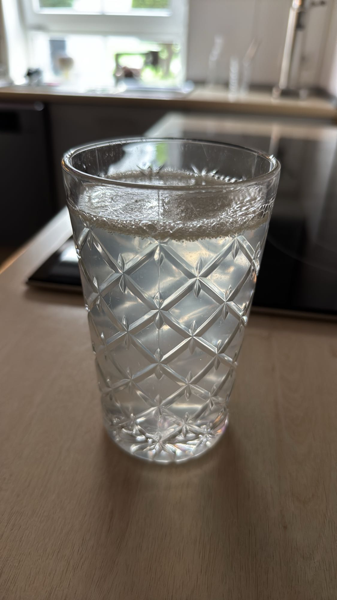 Glas Wasser mit einer ausgepressten Zitrone