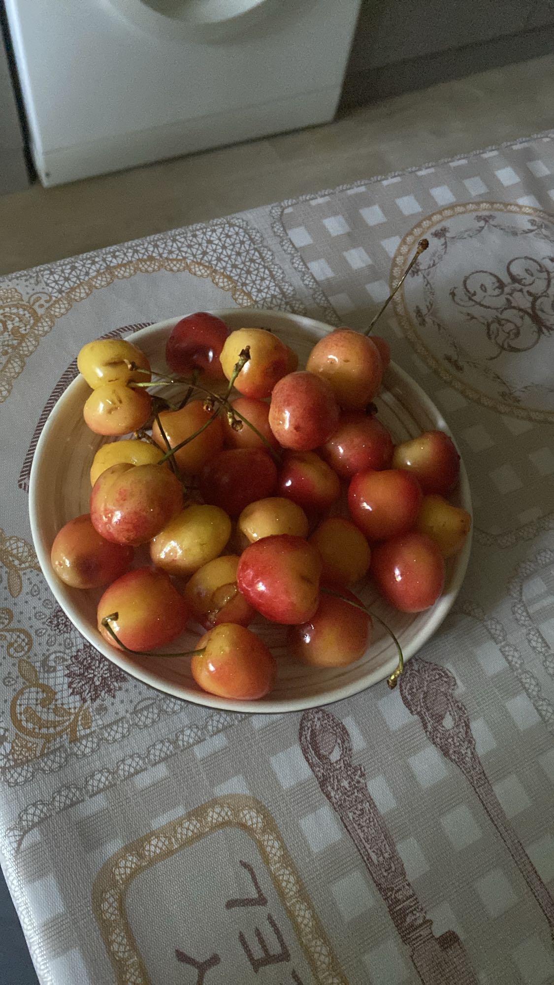 миска черешни