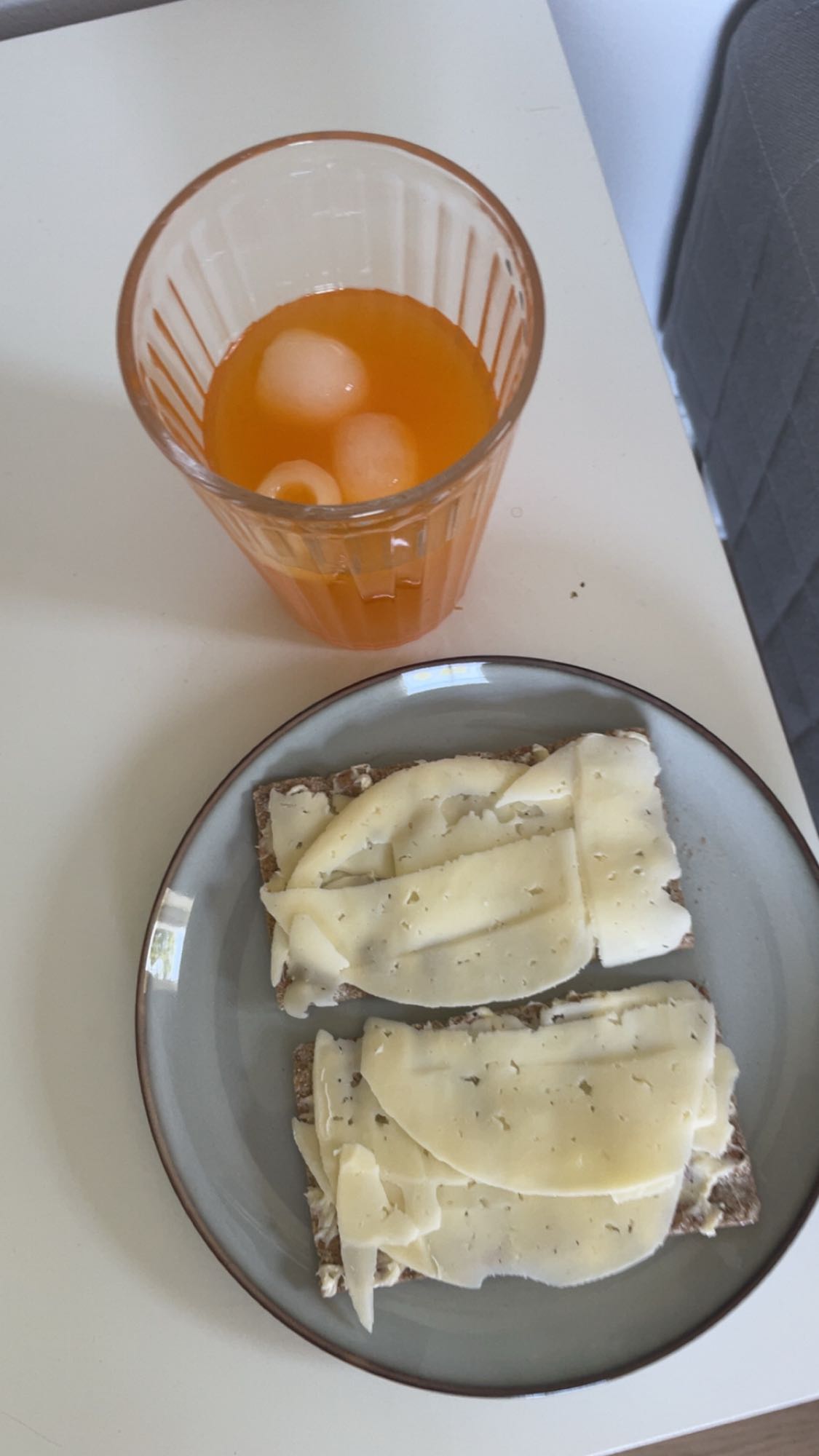 Ostsmörgås med juice