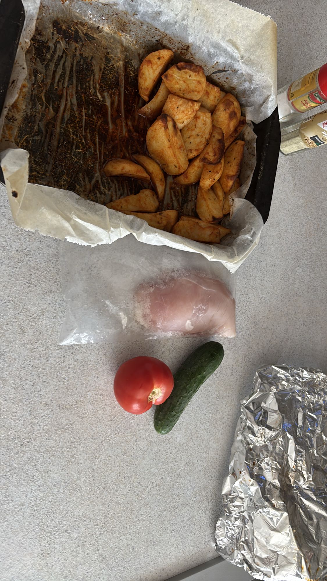 Piept de pui cu cartofi și salată