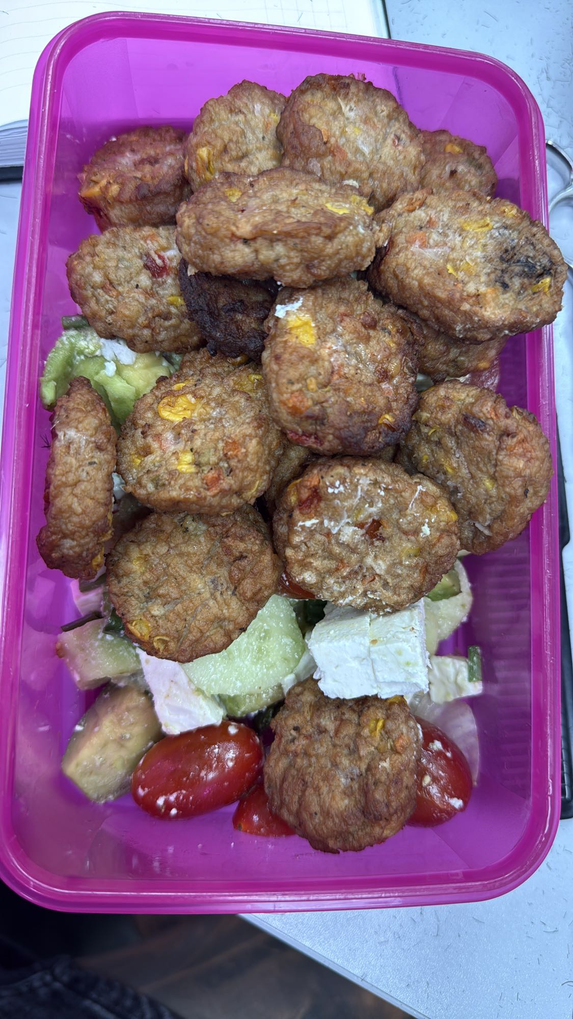 Chiftele cu salată grecească