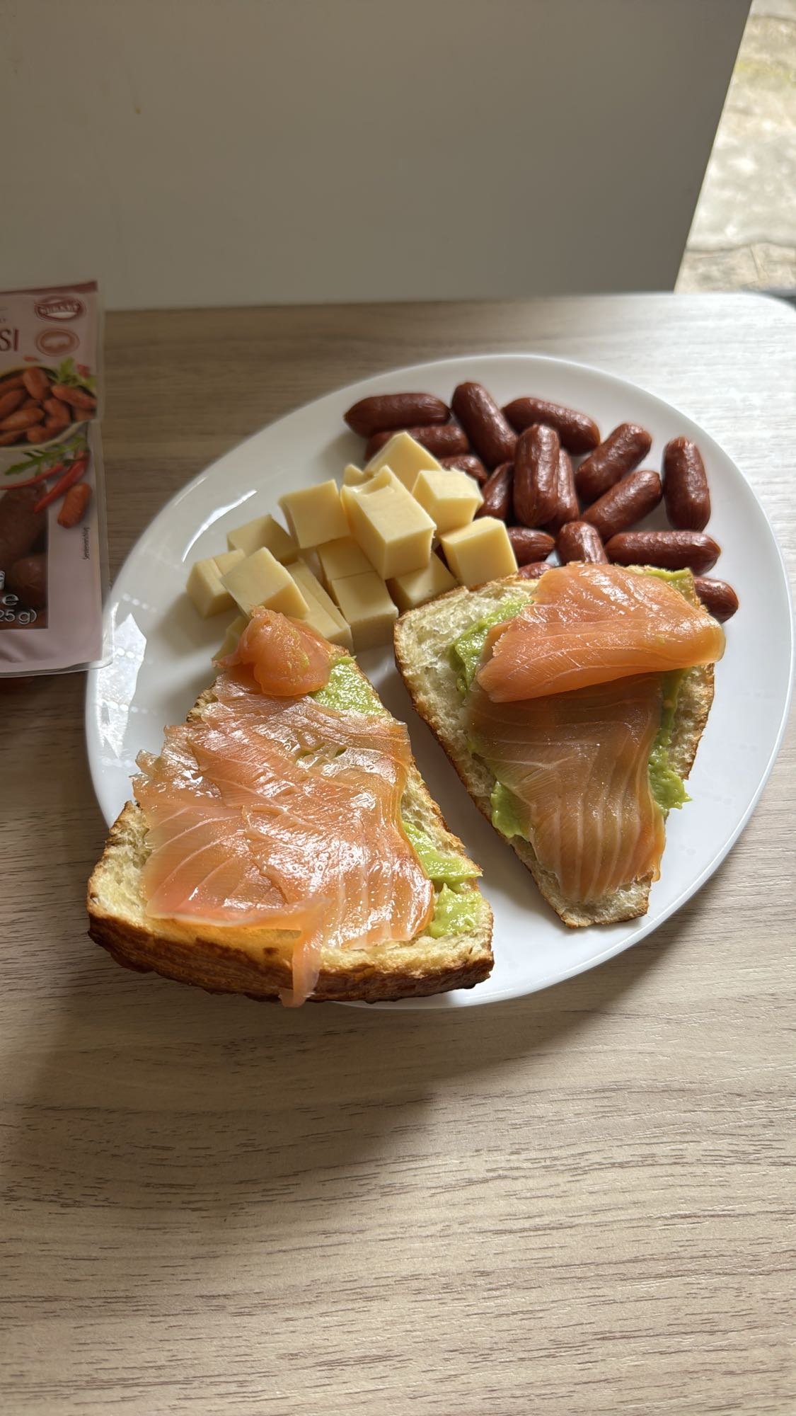 Kanapki z łososiem i przekąski