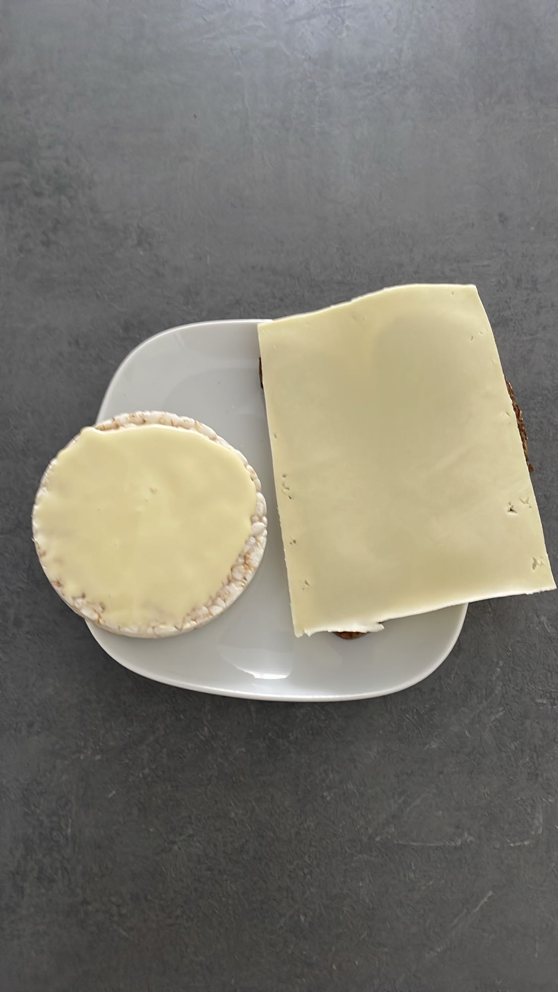 Kaas op rijstwafel en brood