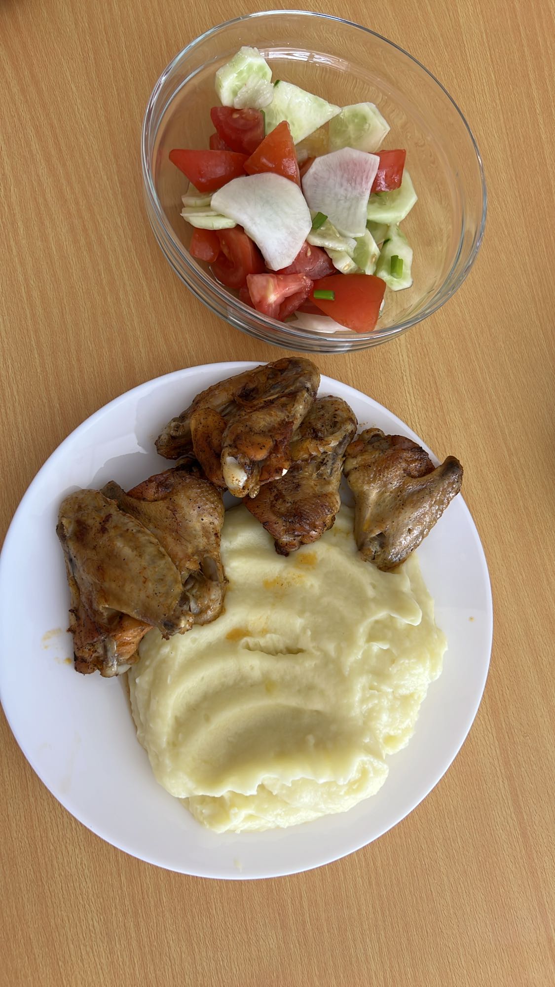 Pui cu piure și salată