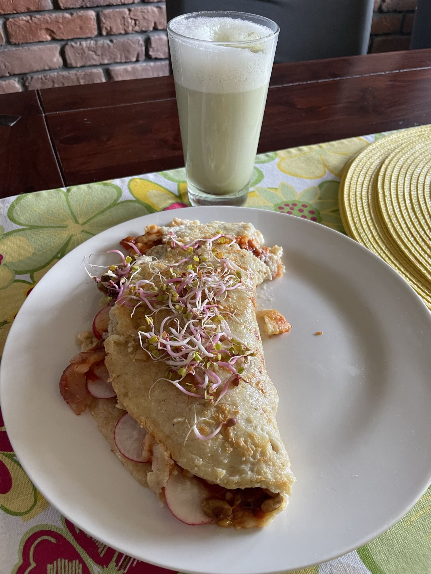 Omlet z serkiem wiejskim, płatkami owsianymi i dodatkami