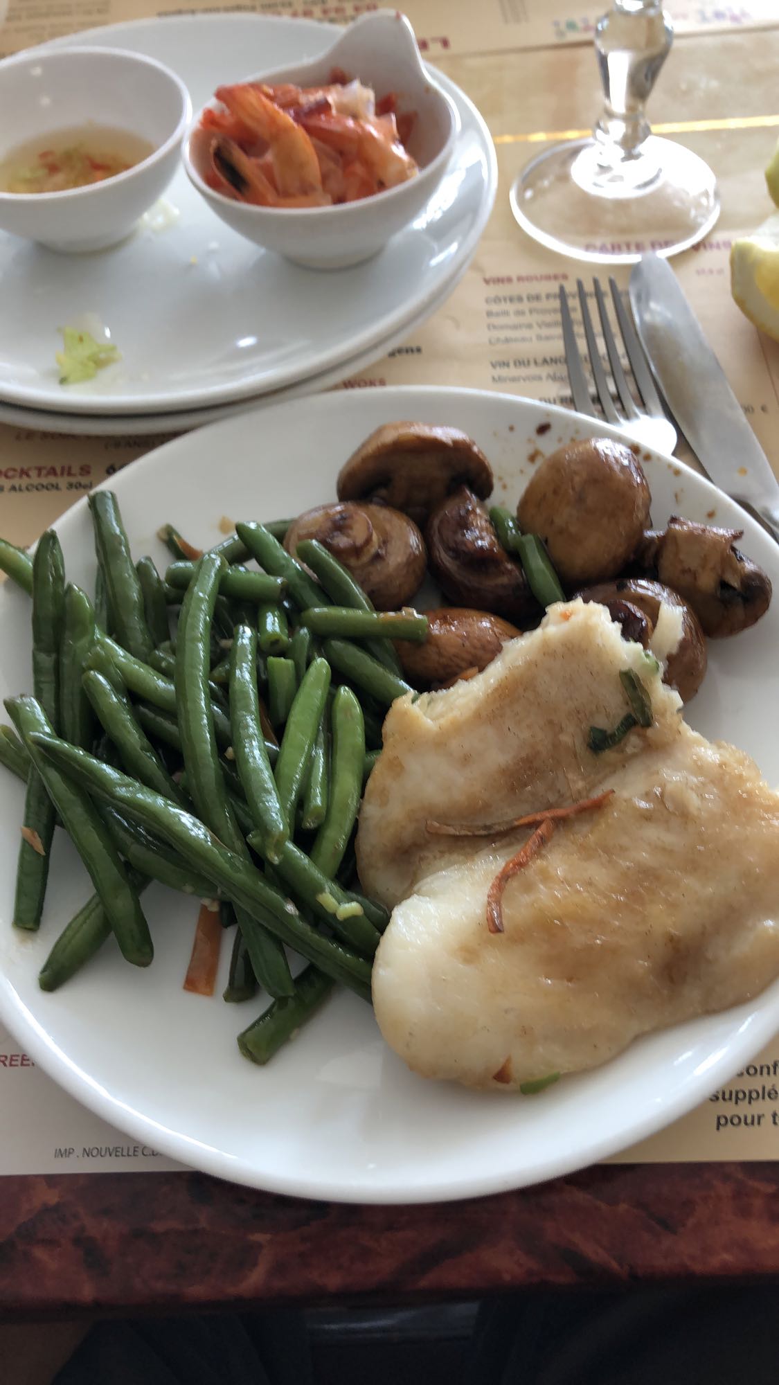 Poisson, haricots verts, champignons