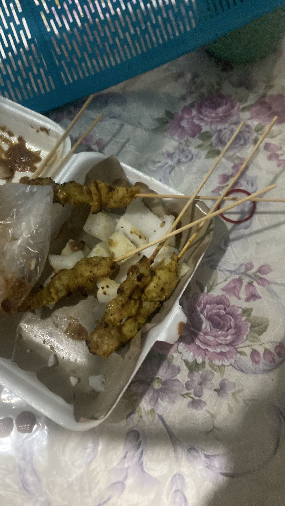 Sate ayam dan lontong