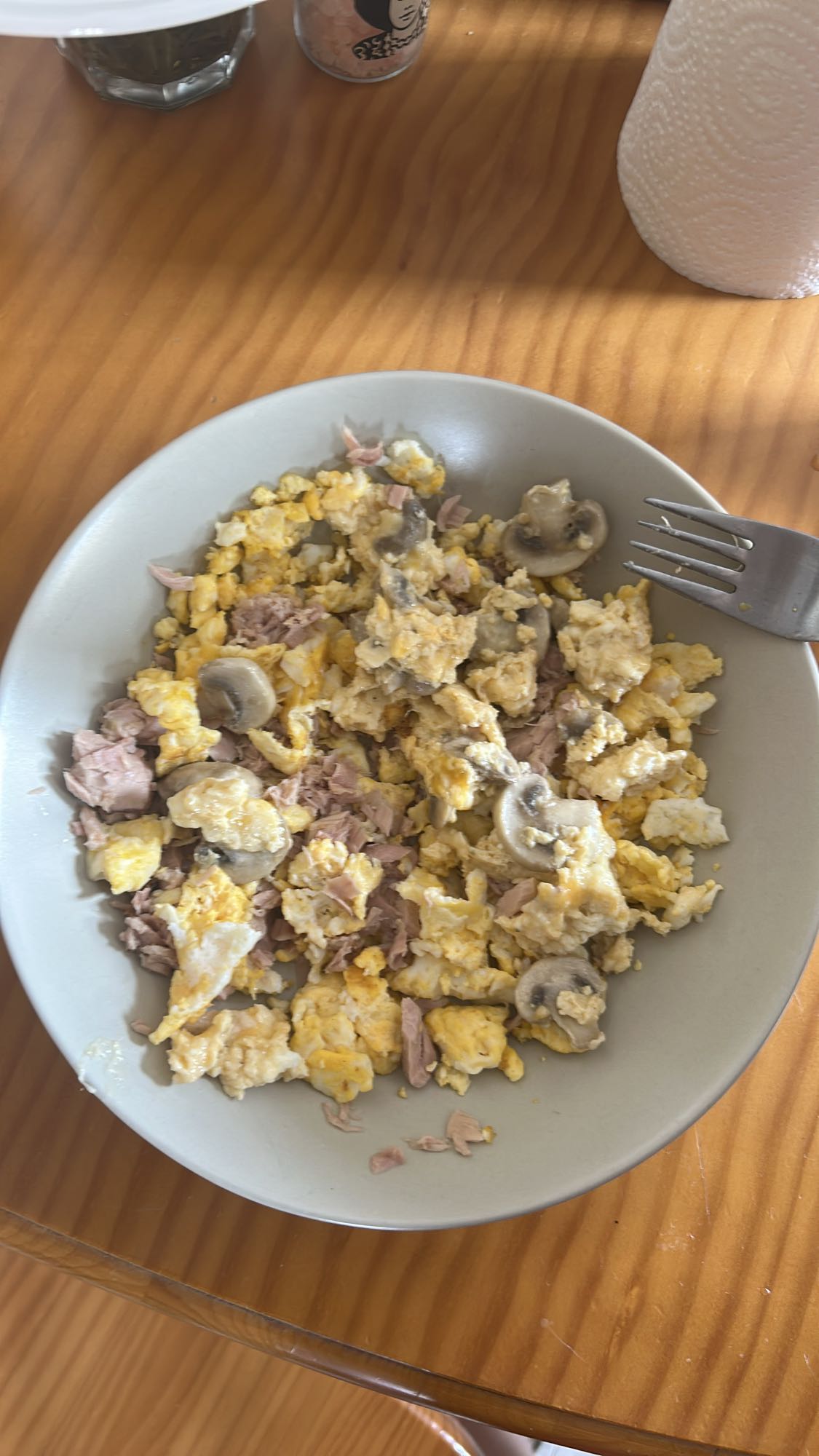 Huevos con atún y champiñones