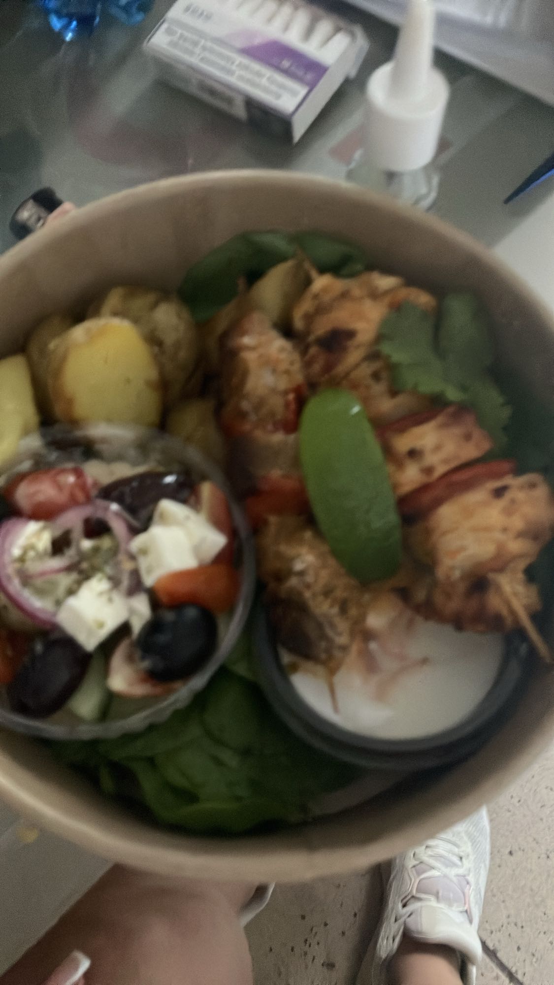 Kurczak z warzywami i sałatką