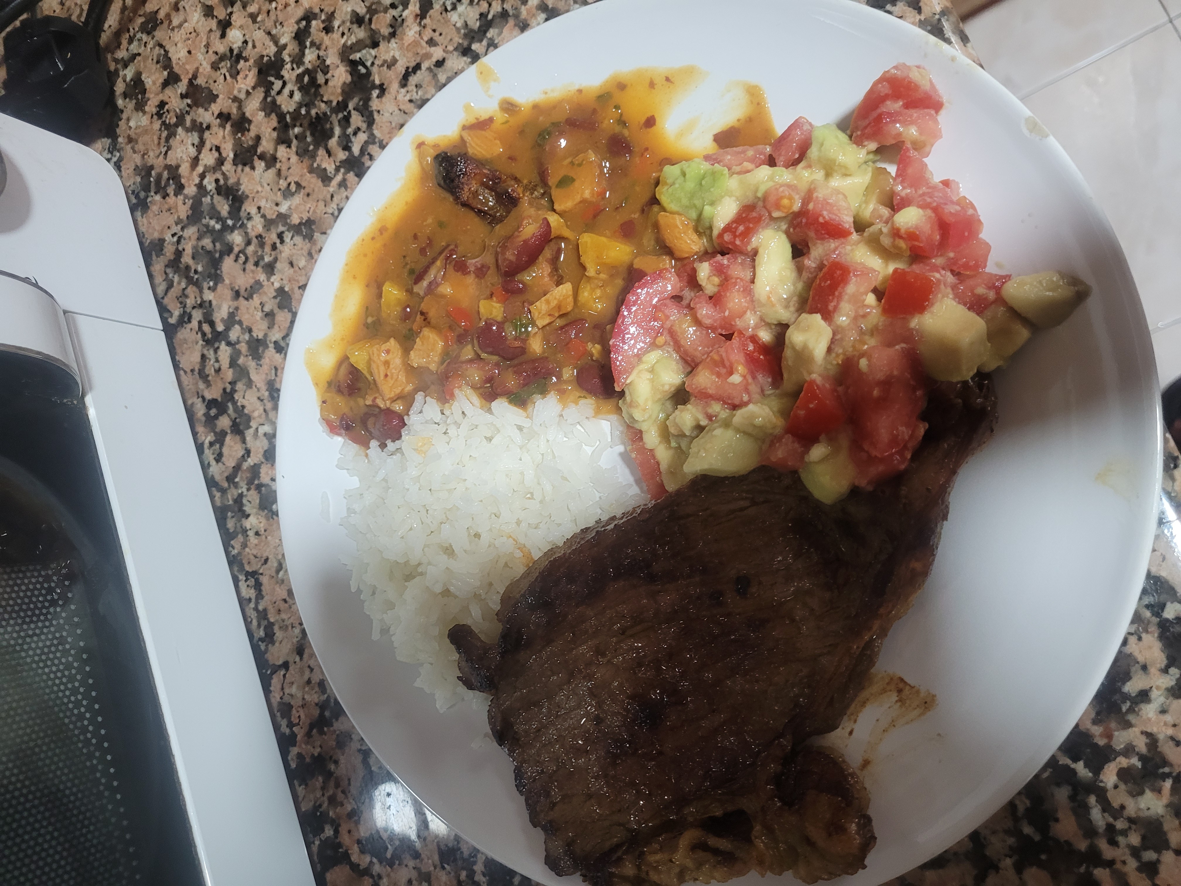 Carne con arroz y ensalada