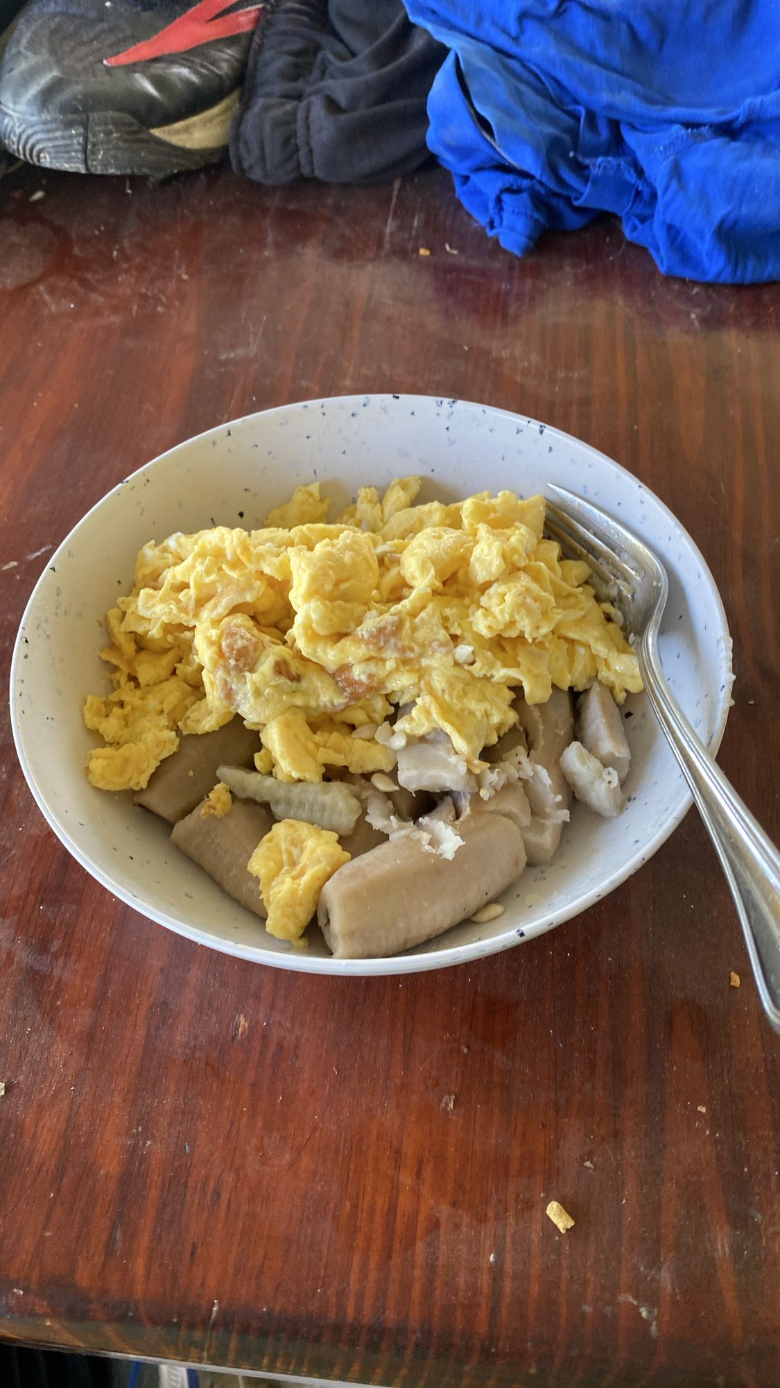 huevos revueltos y plátano