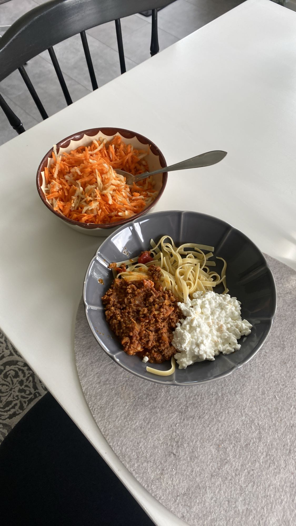 Pasta med köttfärs & sallad