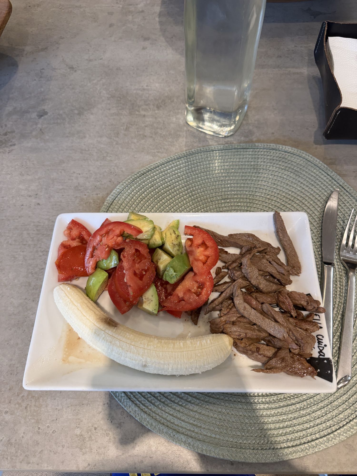 Plato con carne y frutas