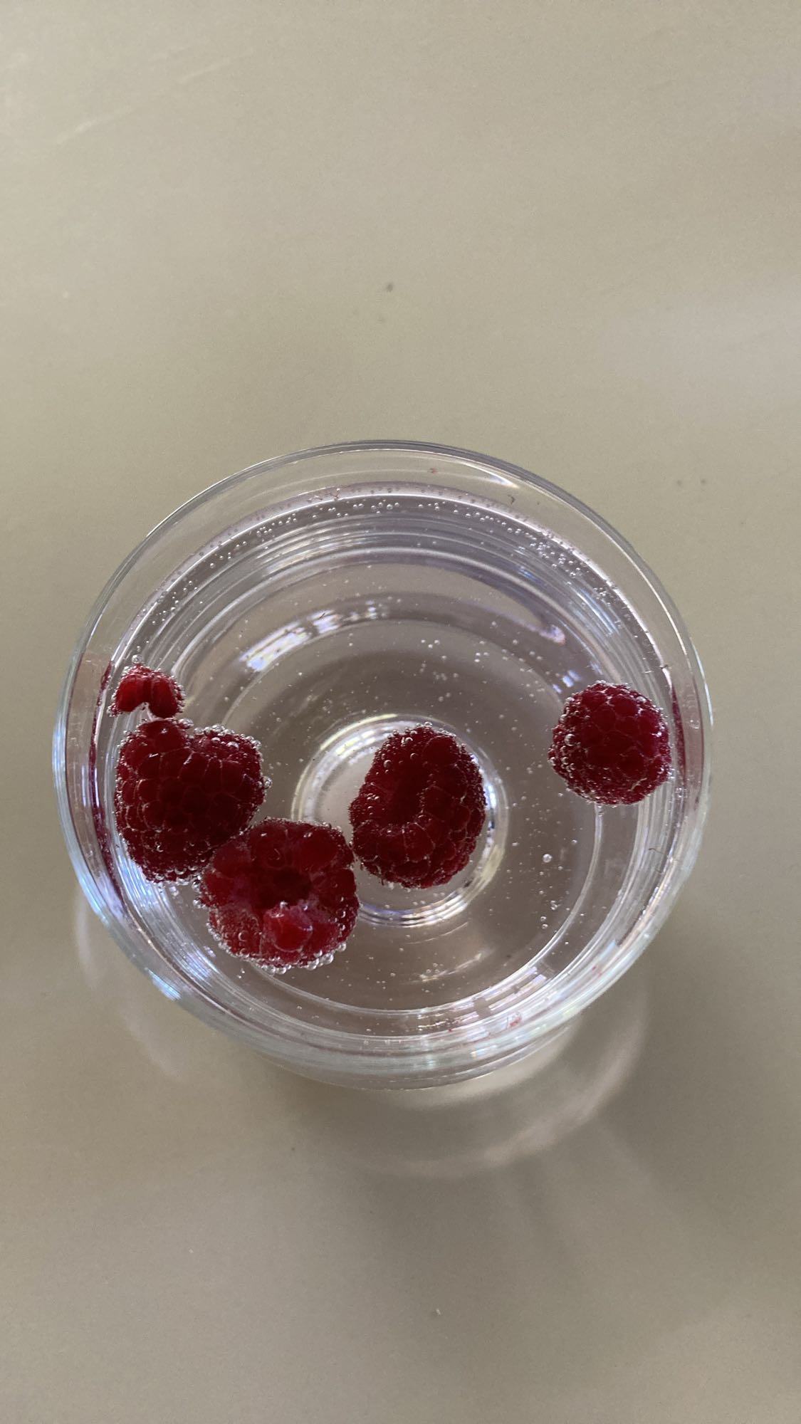 Bubbelvatten med hallon