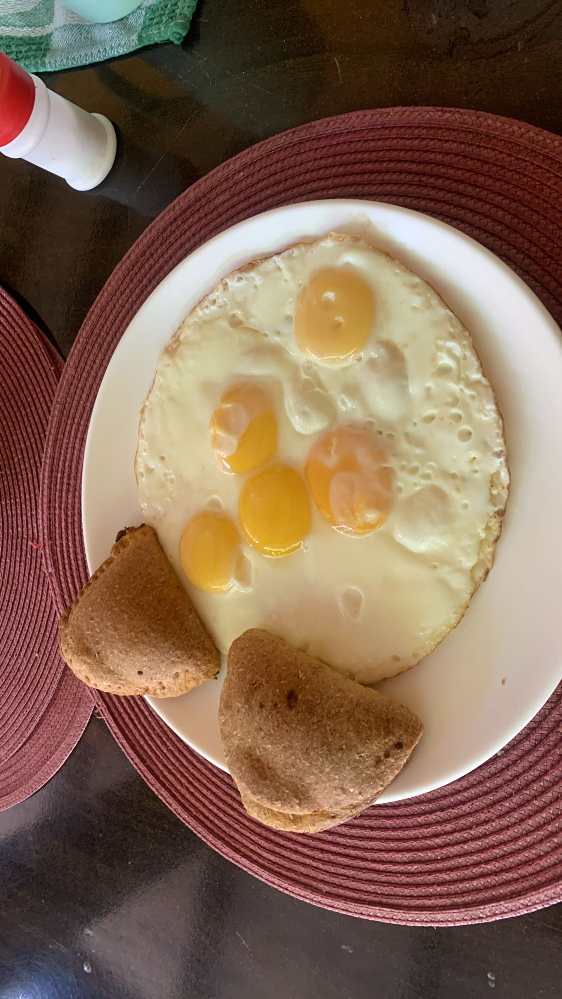 Huevos con empanadas