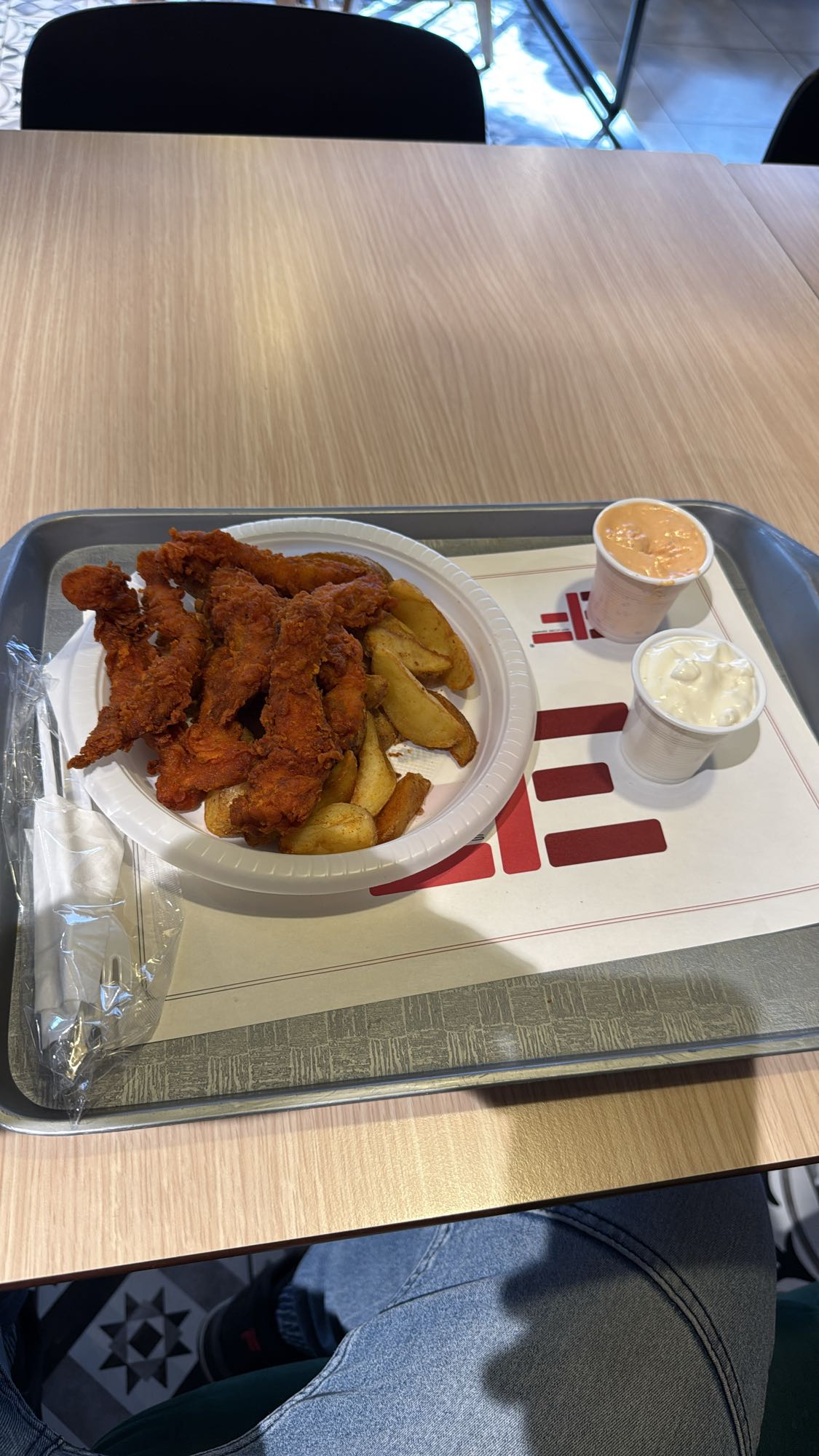 Pui pane cu cartofi și sosuri