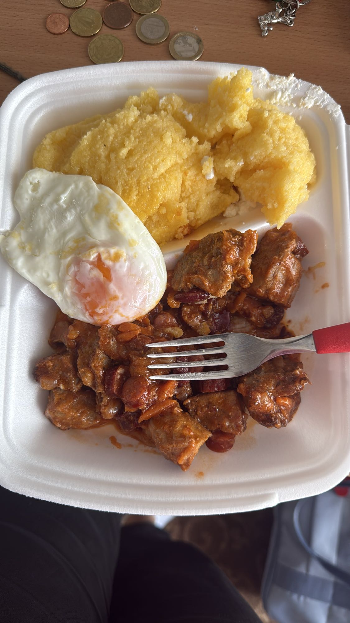 Mămăligă cu ou și tocăniță