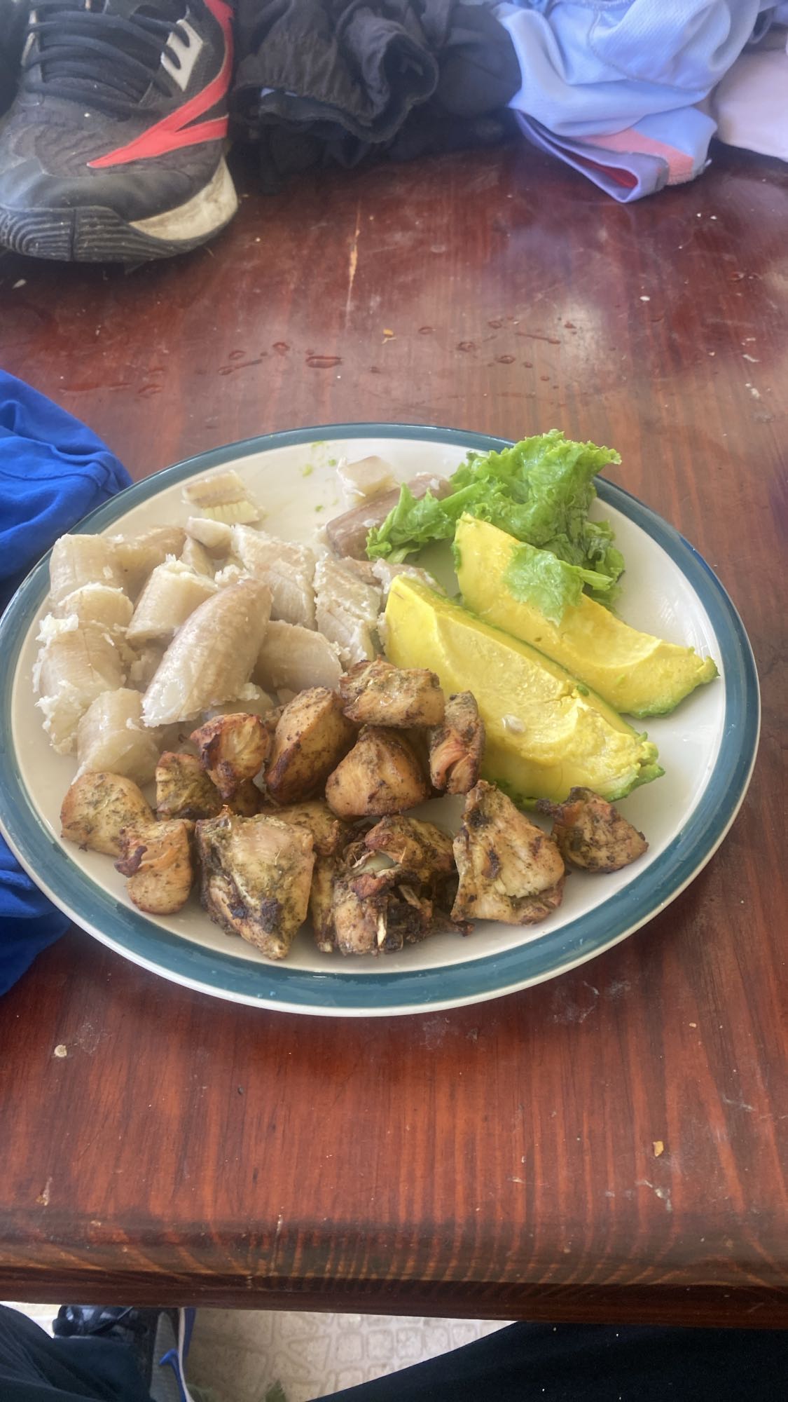 pollo con plátano y aguacate