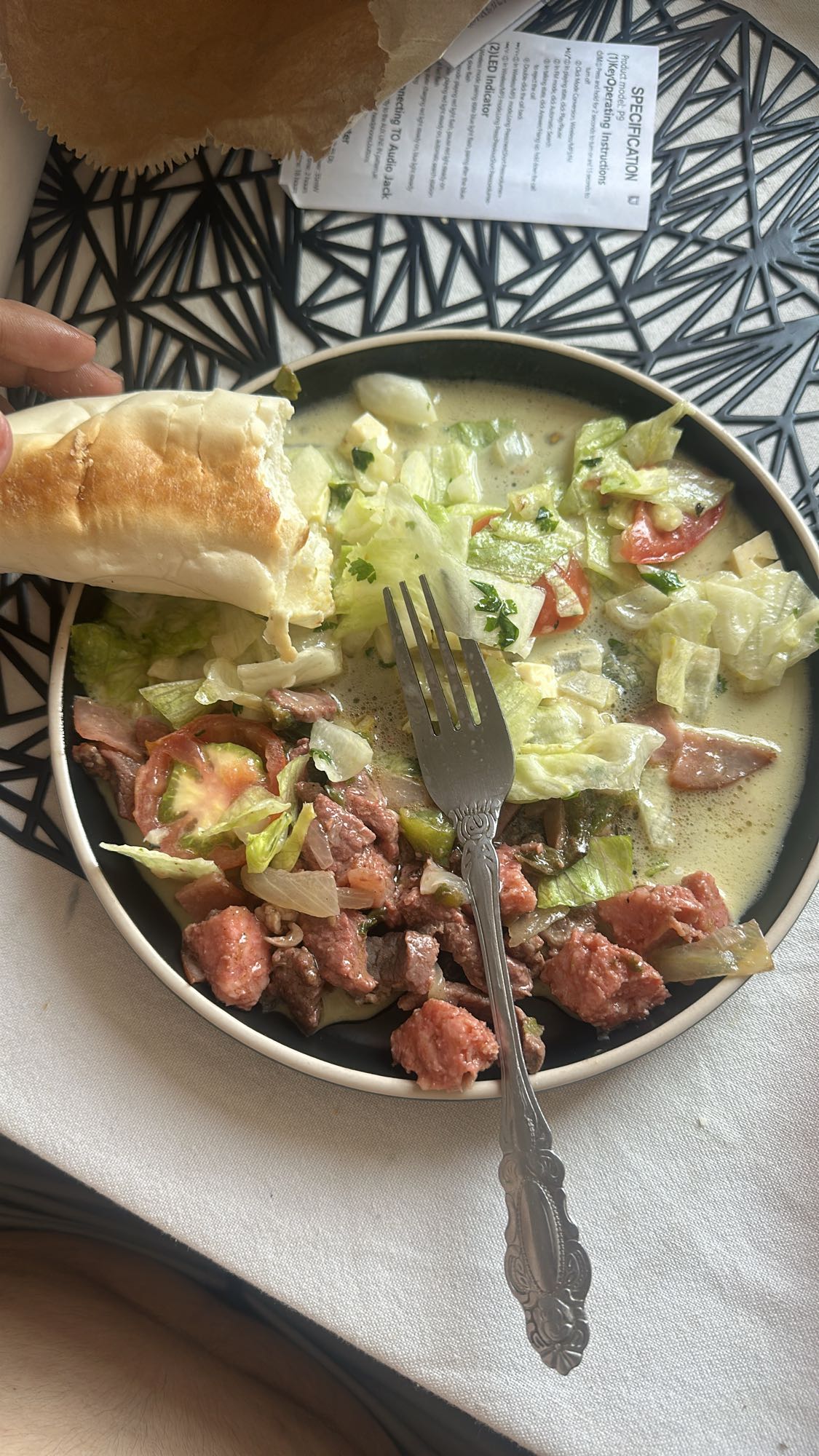 ensalada con carne y pan