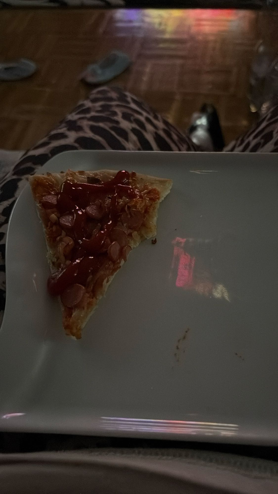 Virslis pizzaszelet ketchuppal