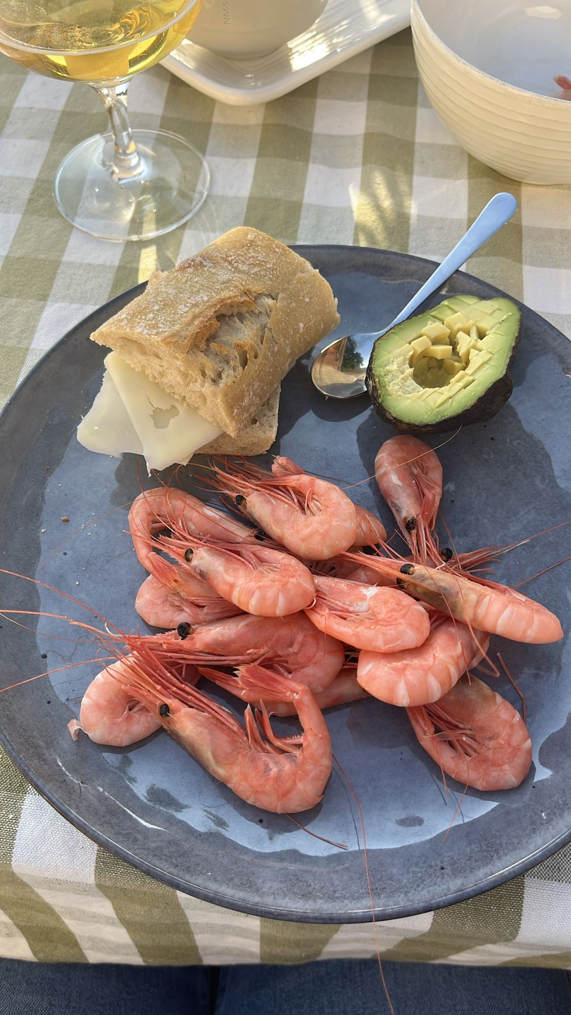 Räkor med bröd och avokado