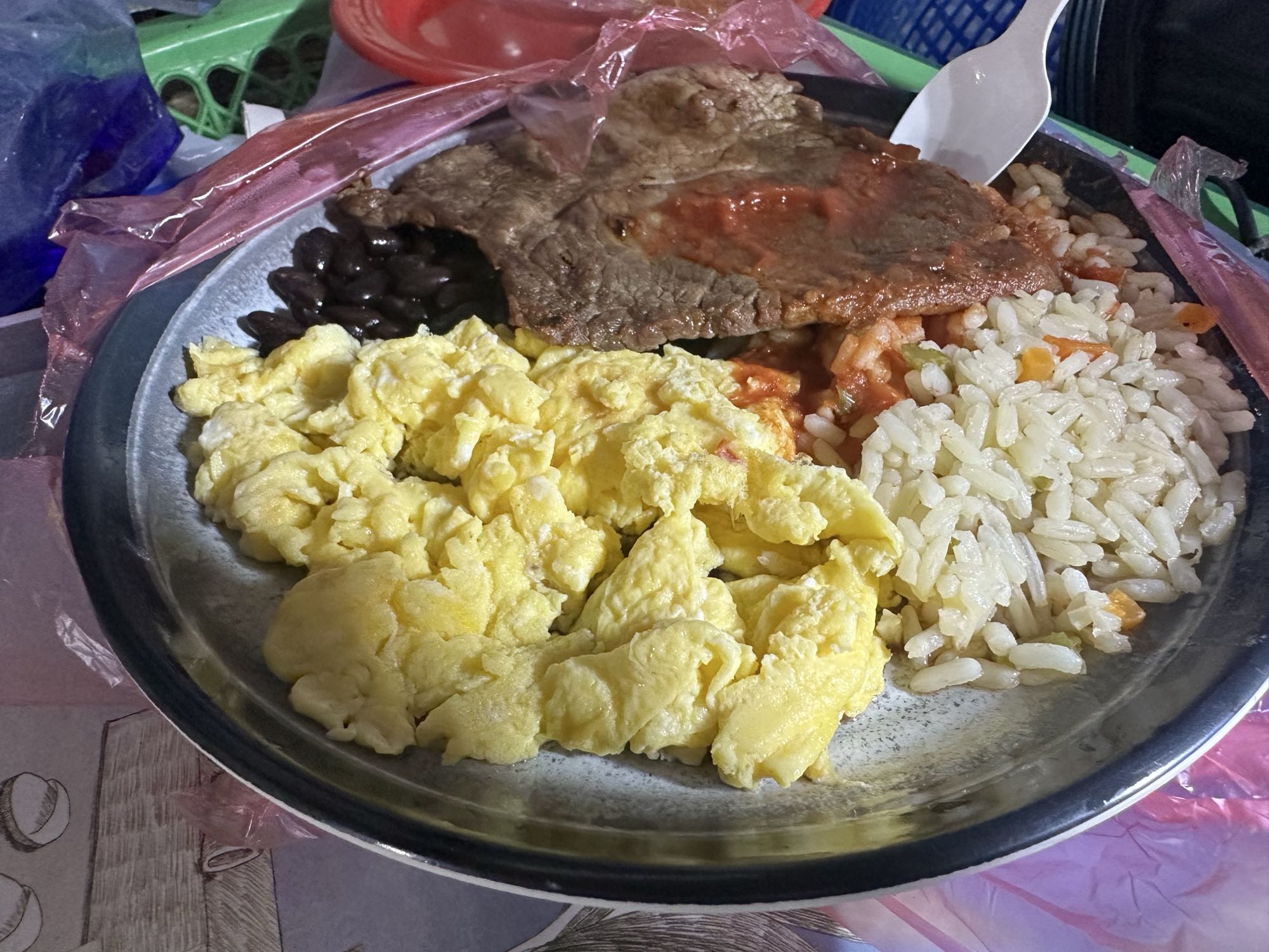 Desayuno con carne y arroz