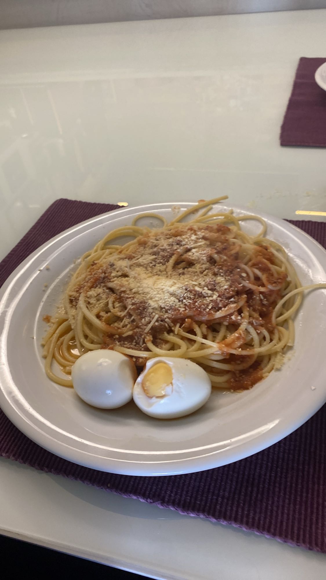 Espaguete com ovos cozidos