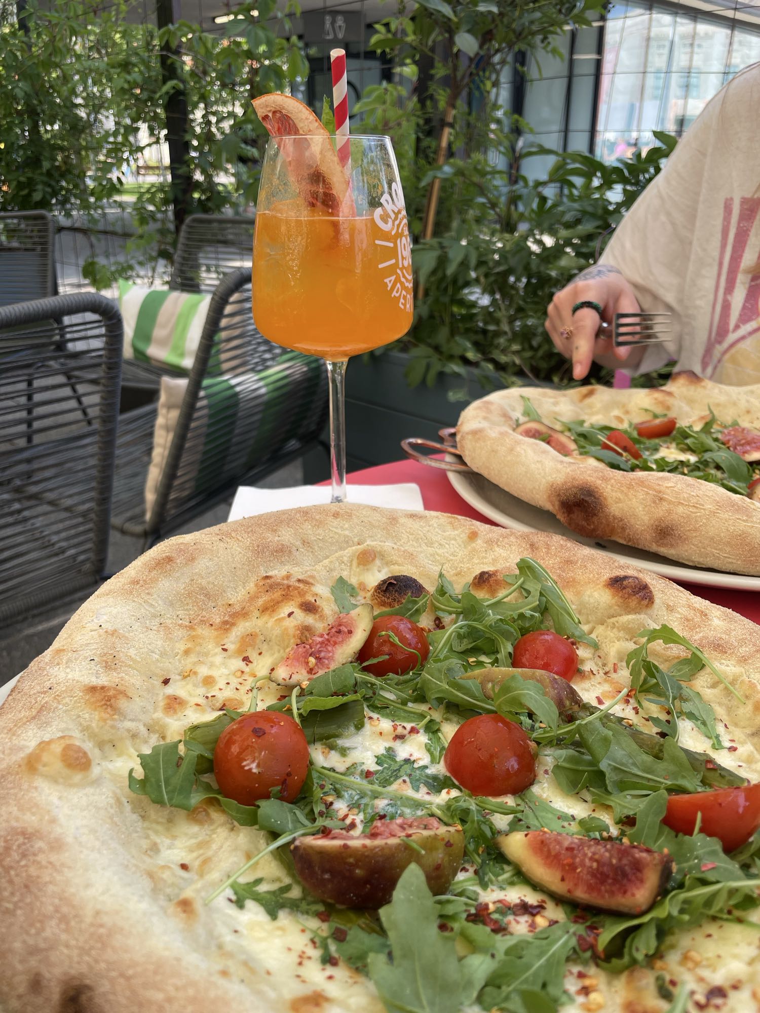 Pizza z rukolą, figami i szparagami