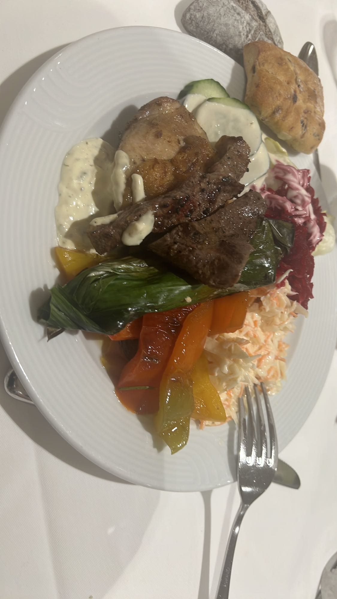 Grillteller mit Gemüse & Brot