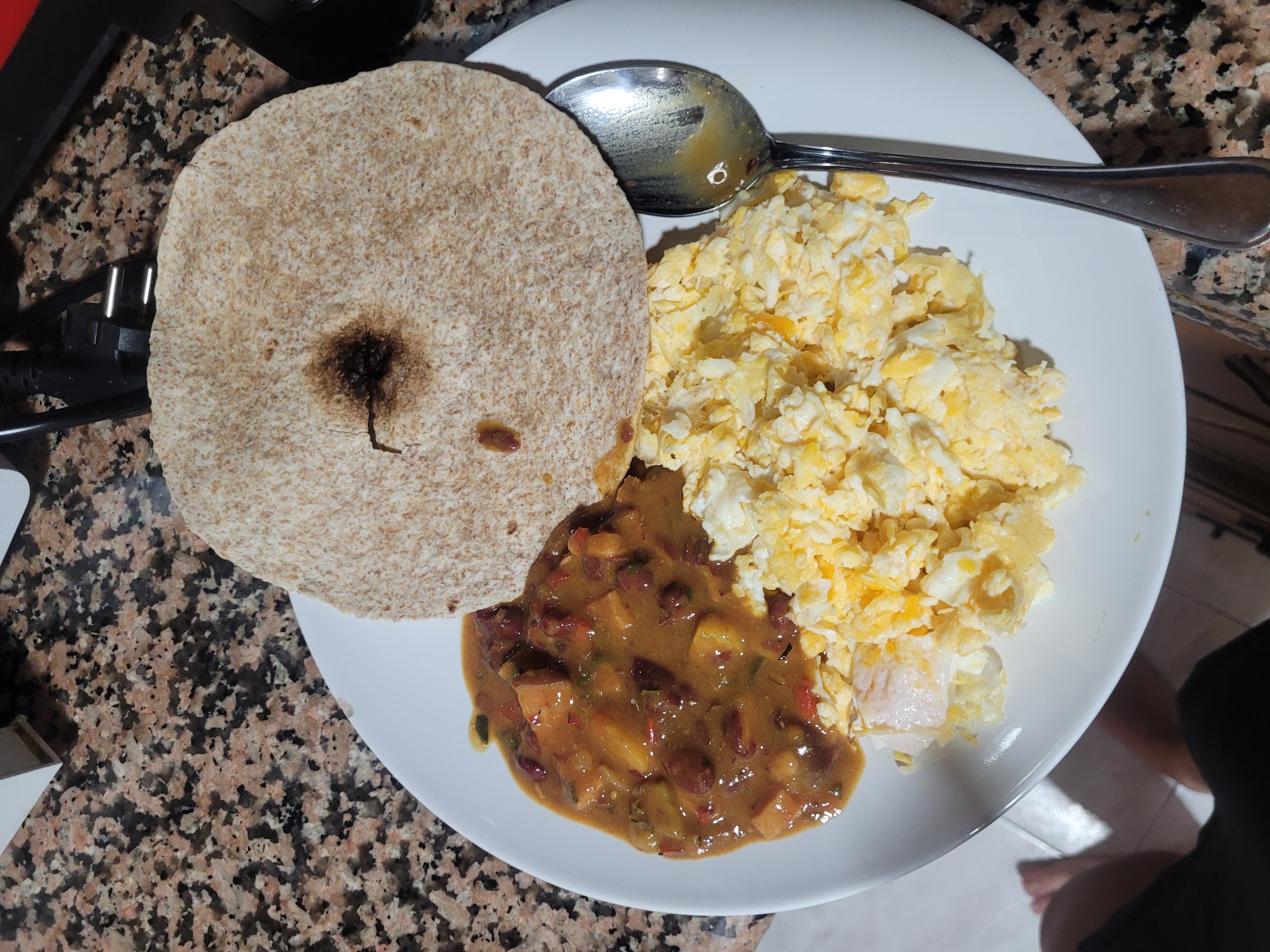 Huevos con tortilla y frijoles