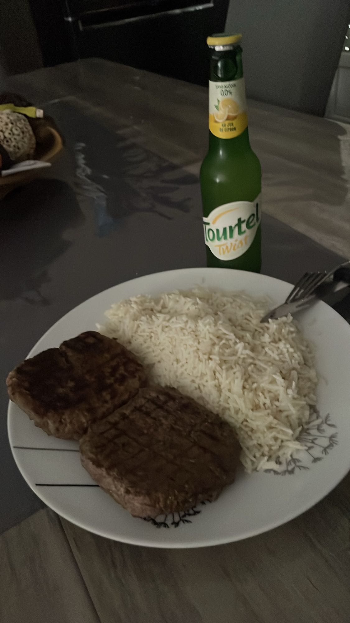 Steak, riz et boisson citron