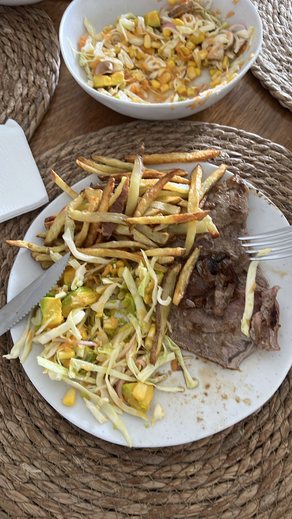 Bistec con papas en freidora de aire y ensalada