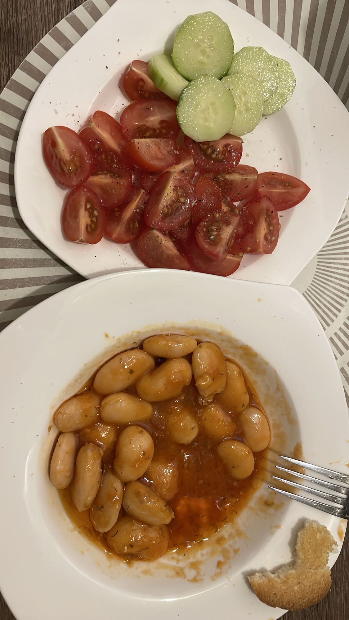 Fasole cu salată de roșii