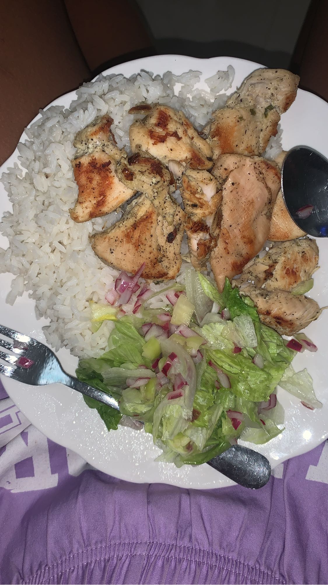 Pollo con arroz y ensalada