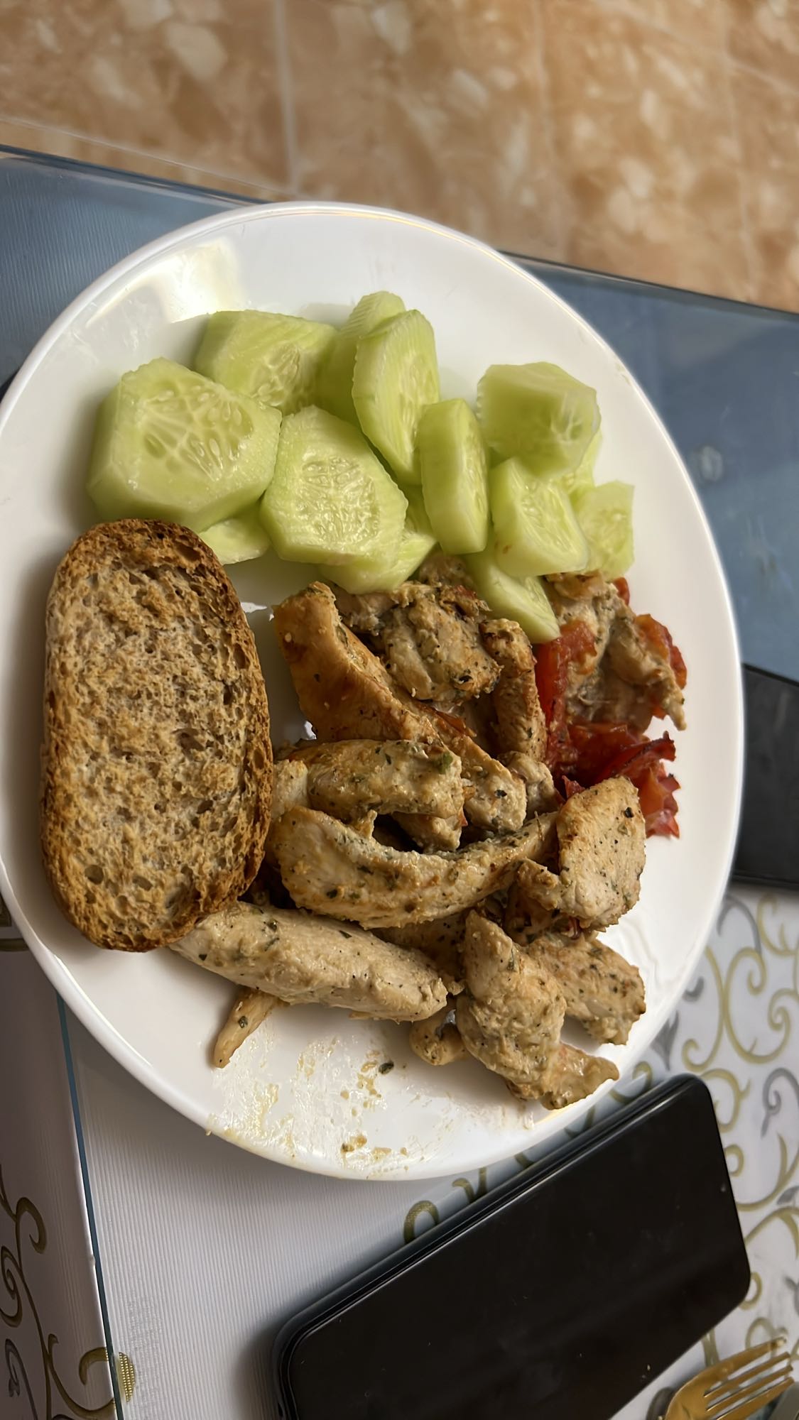 Pollo con pepino y pan