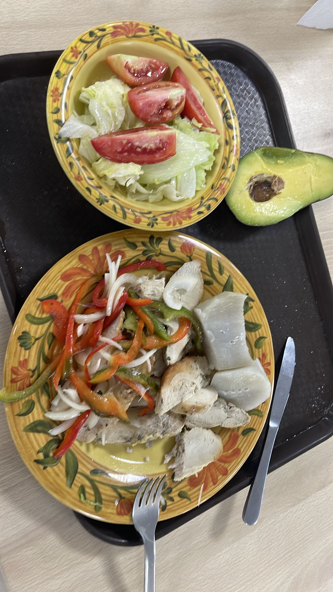 Pollo con ensalada y aguacate