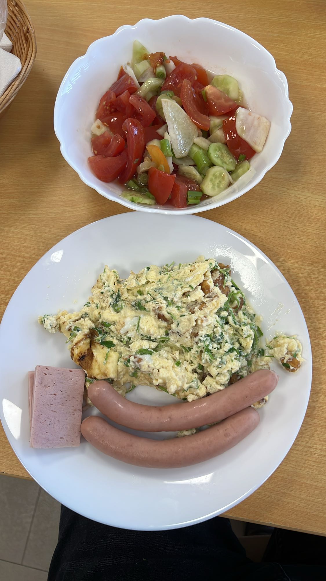 Mic dejun cu omletă și salată