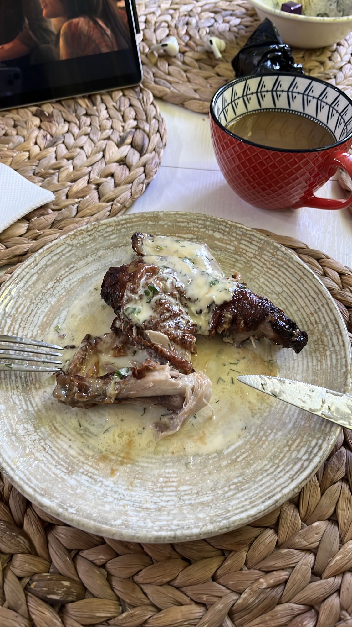 Курица с соусом и кофе