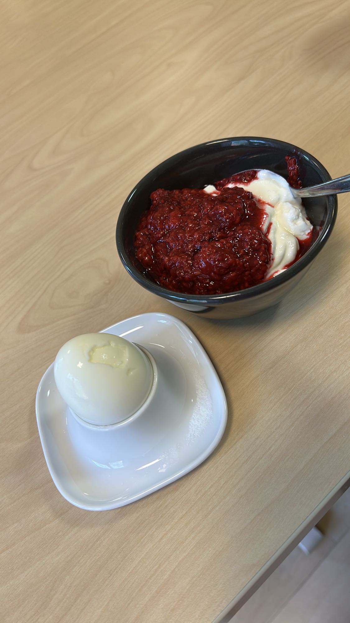 Ägg med yoghurt och bär