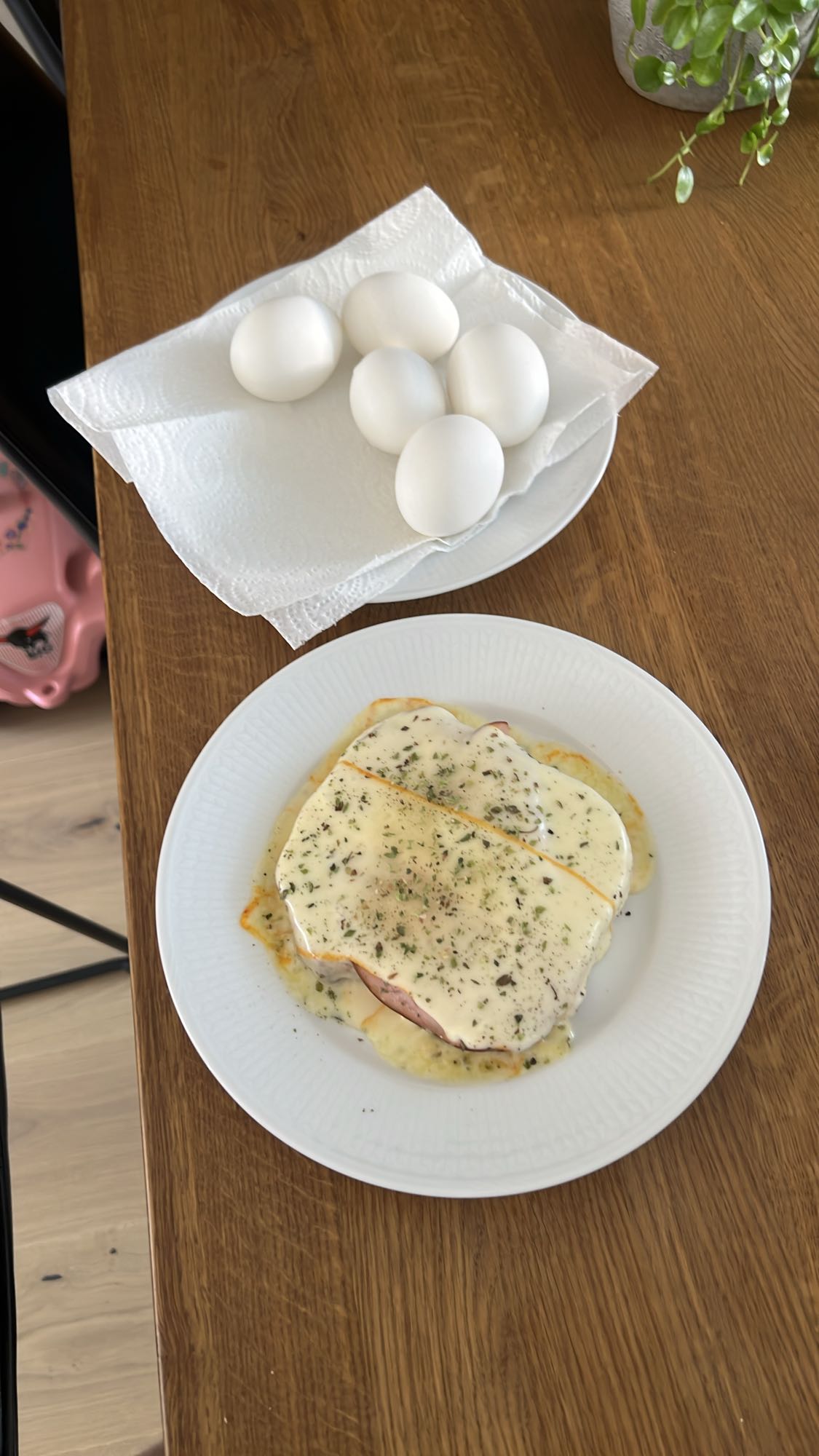 Ägg med skinka, ost och rostbröd