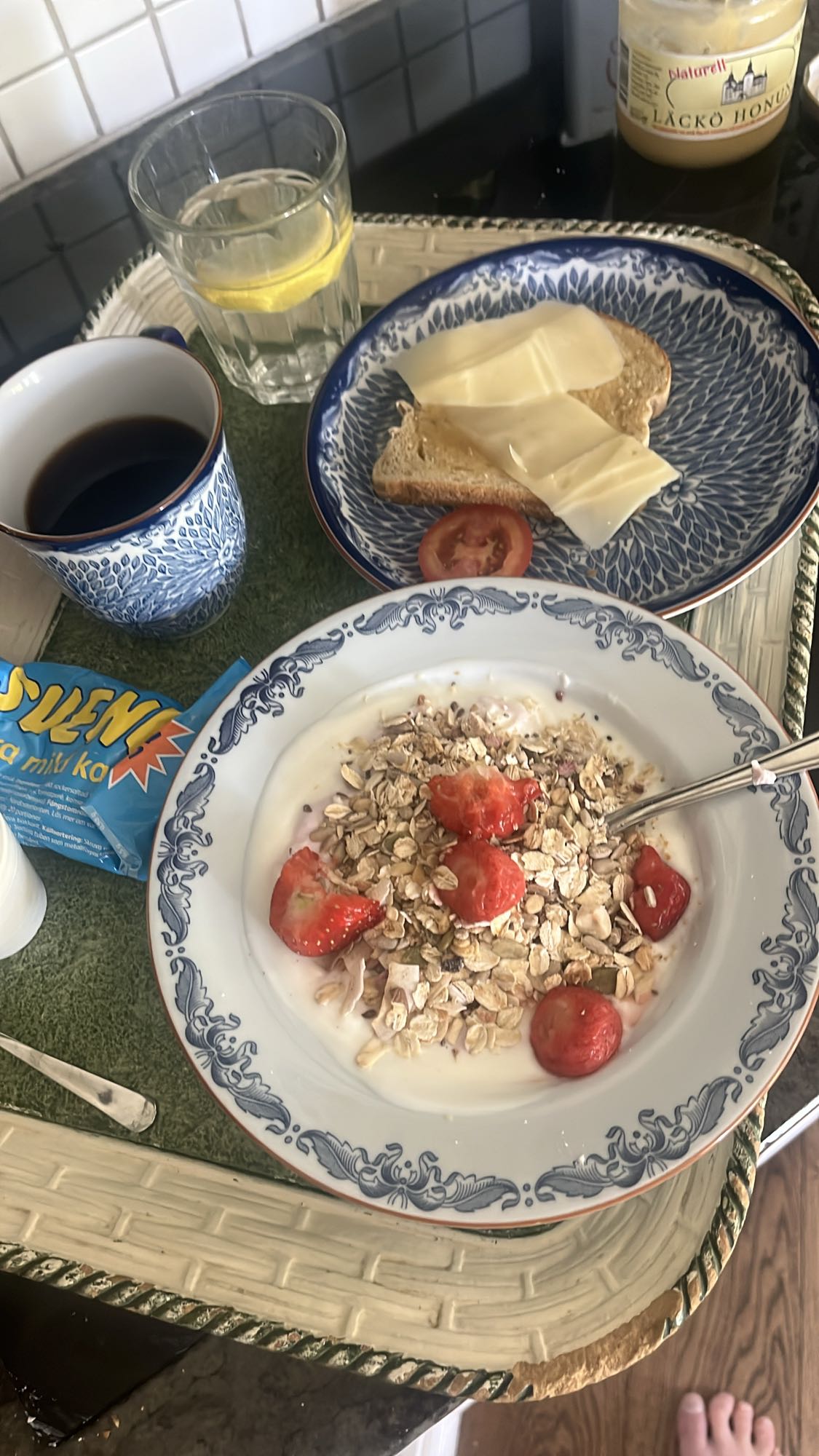 Frukost med yoghurt och macka