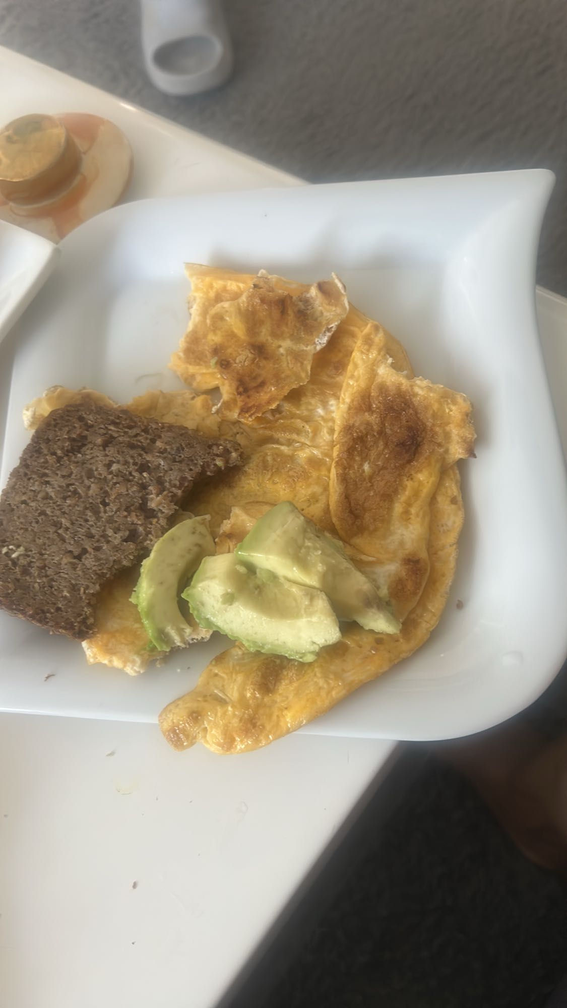 Omelet met avocado en brood