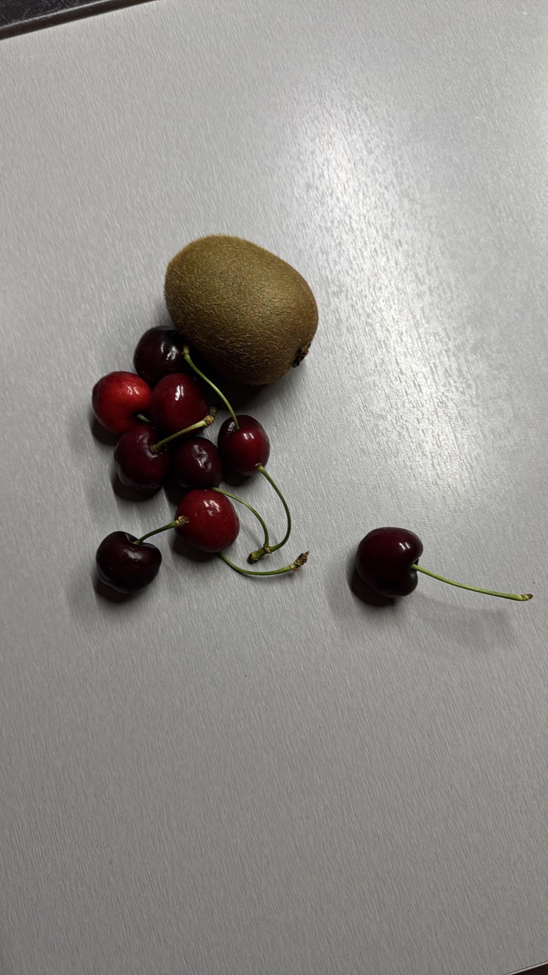 kiwi y cerezas frescas