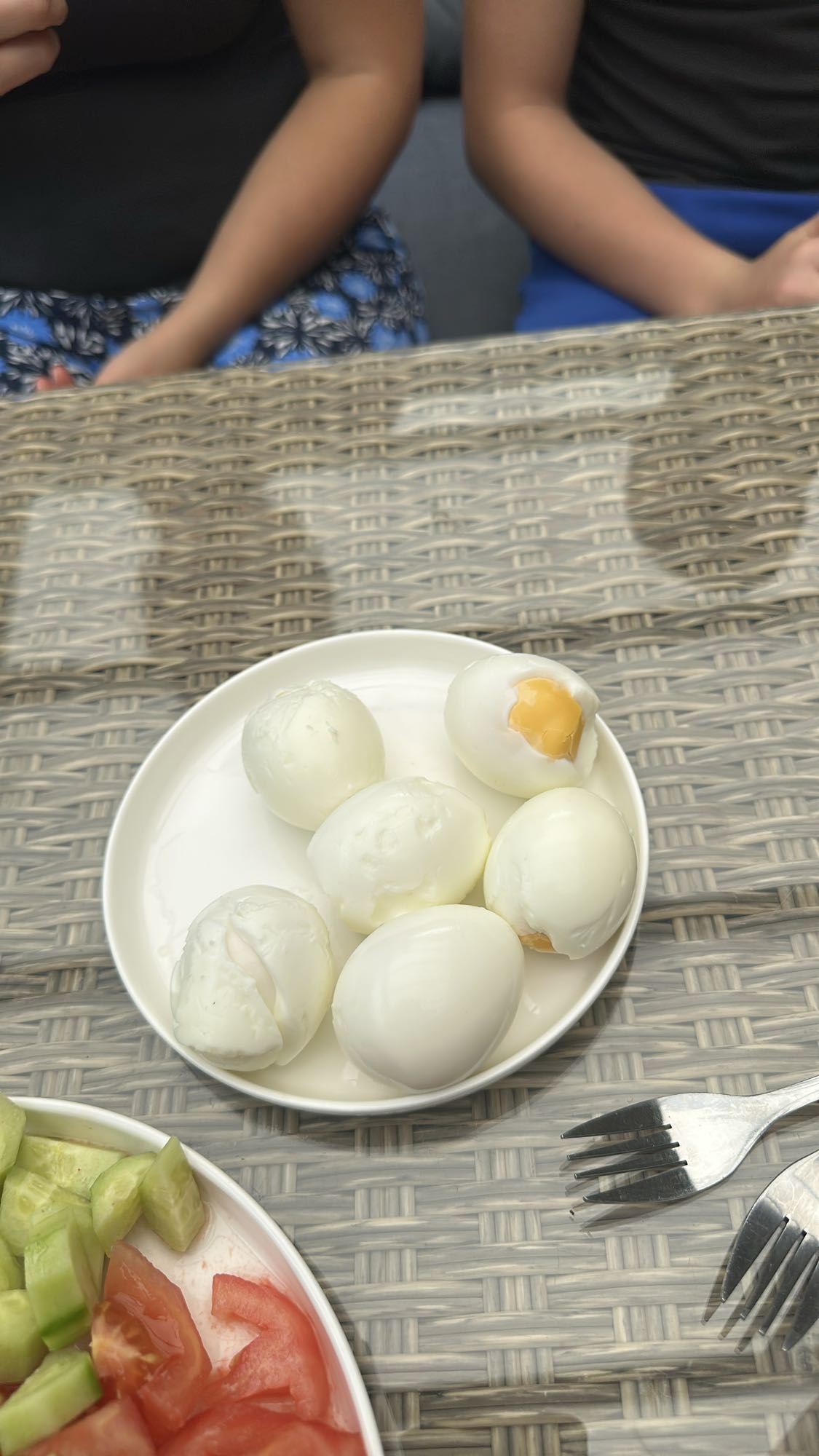 gekookte eieren met groenten