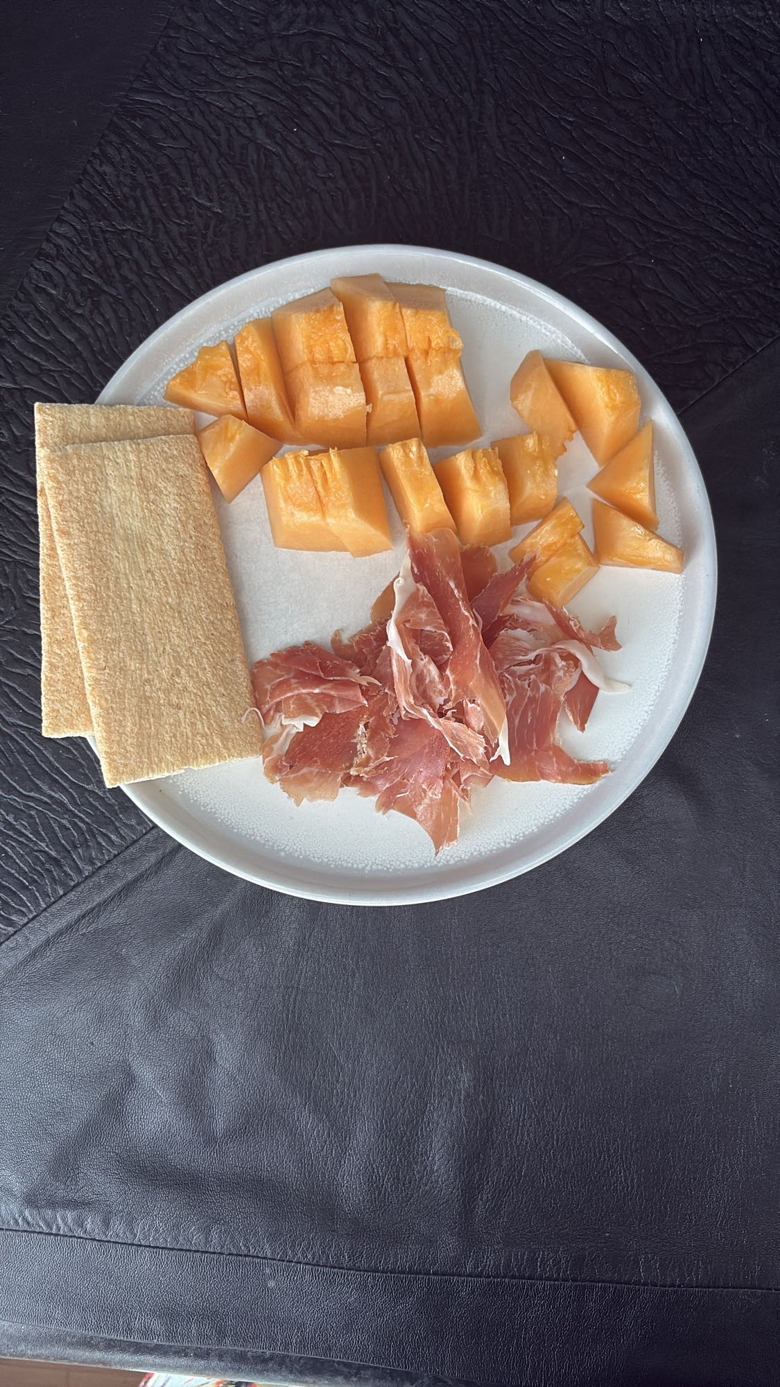 meloen met ham en crackers