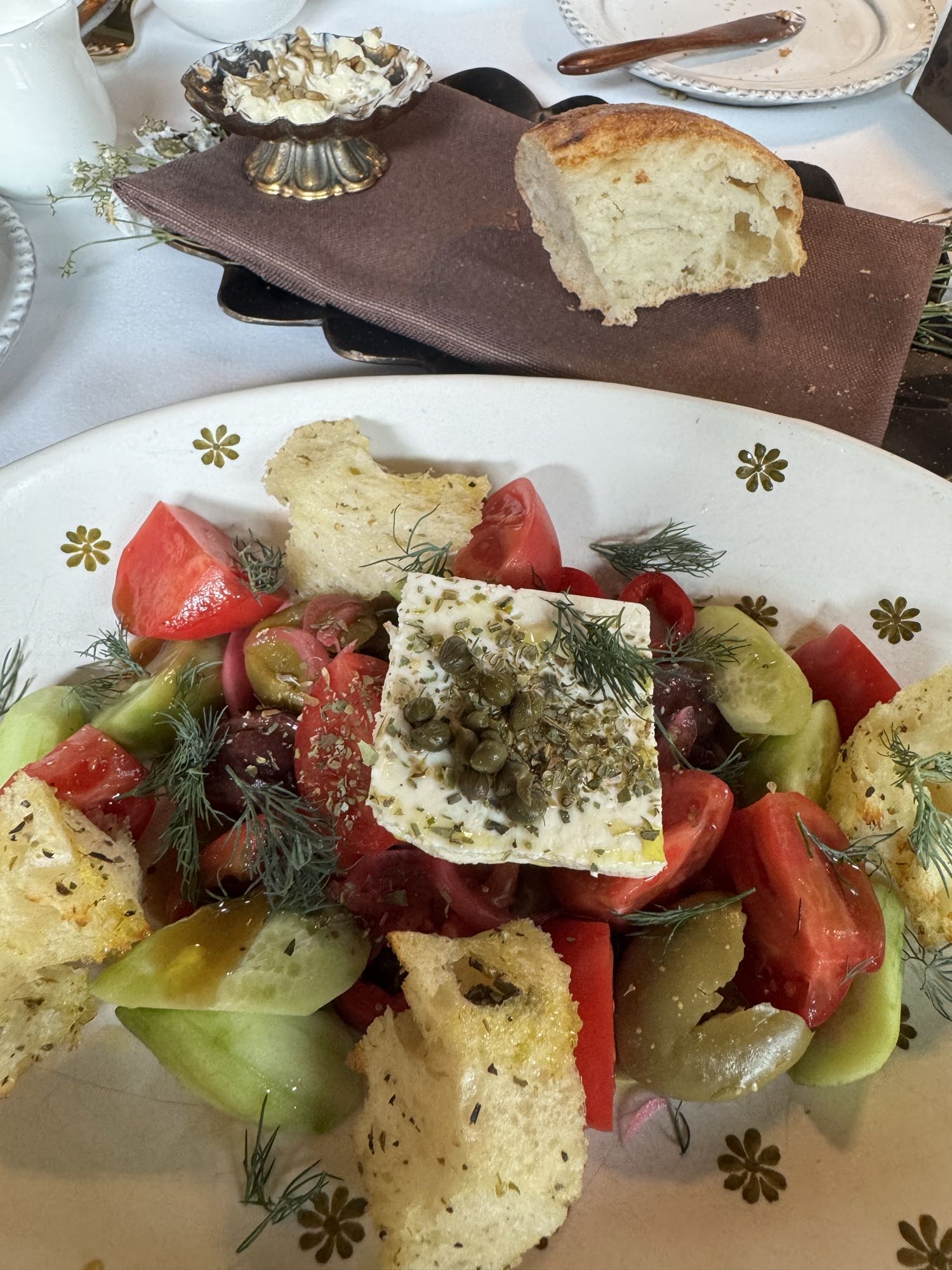 Греческий салат с хлебом